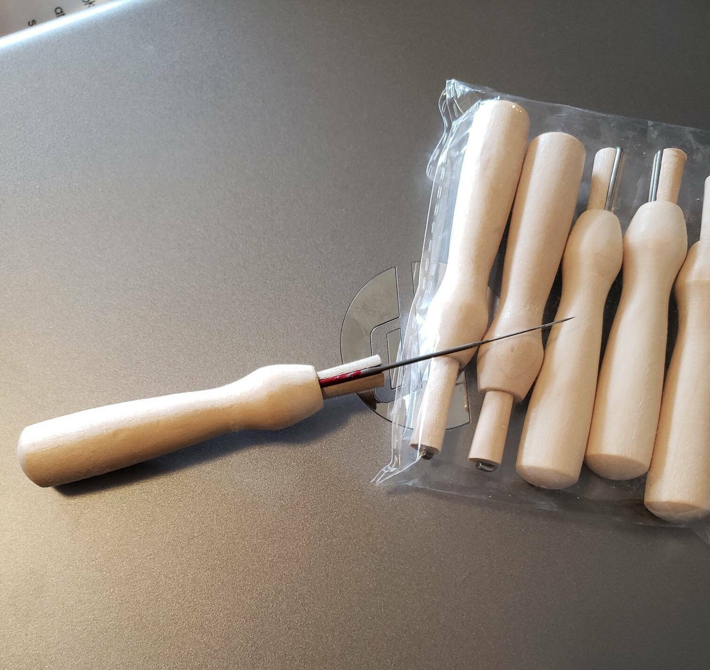 Needle felting needles comfort set. 22 mixed colour coded needles, 5 colored wooden holder, leather finger covers, Full kit felting supplies
