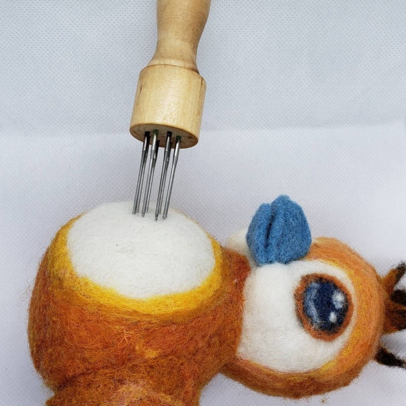 felting wood holder set for 8 needles. Comes with leather finger covers, 40g / 42g triangle needles. Perfect for frizz free finish.