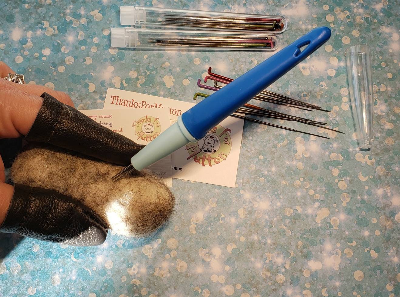 Starter needle felting kit, 27 felting needles, 3 pen holder, leather finger covers, id card, needle mix, wool crafts