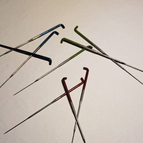 22 mix needle felting needles, 7 kinds. All you will need. Triangle crown spiral star and spiral/star combo.Case incl.